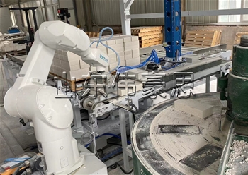 氧化鋁磚碼垛機(jī)器人 全自動碼垛機(jī)現(xiàn)場