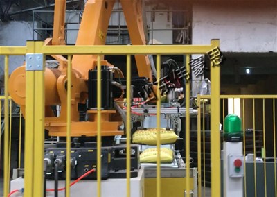 為什么說活性炭碼垛機(jī)械手是安全易操作的機(jī)器人設(shè)備？