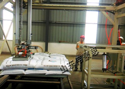 碳銨自動(dòng)拆垛機(jī)器人 全自動(dòng)拆垛機(jī)現(xiàn)場(chǎng)