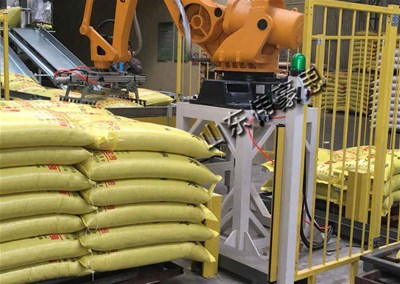 飼料行業(yè)碼垛機，機械手碼垛機視頻