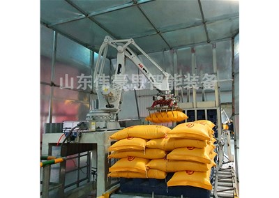 磷酸鹽自動碼垛機器人 碼垛機械手試機現(xiàn)場