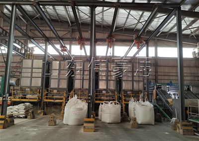 純堿自動(dòng)噸袋拆袋機(jī)的功能特點(diǎn)